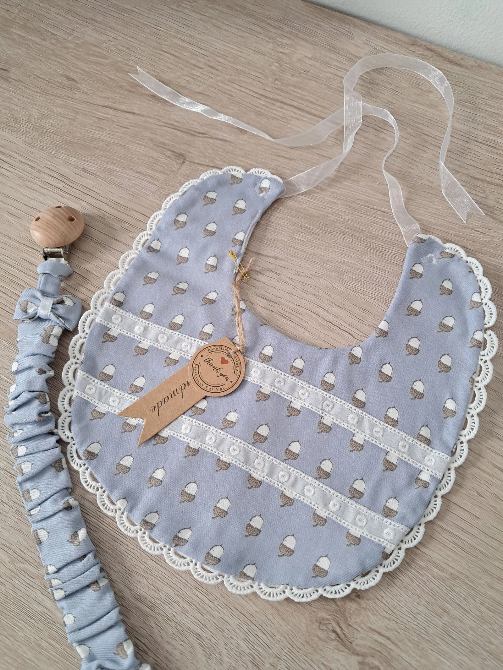 Bib and pacifier set – photo 2